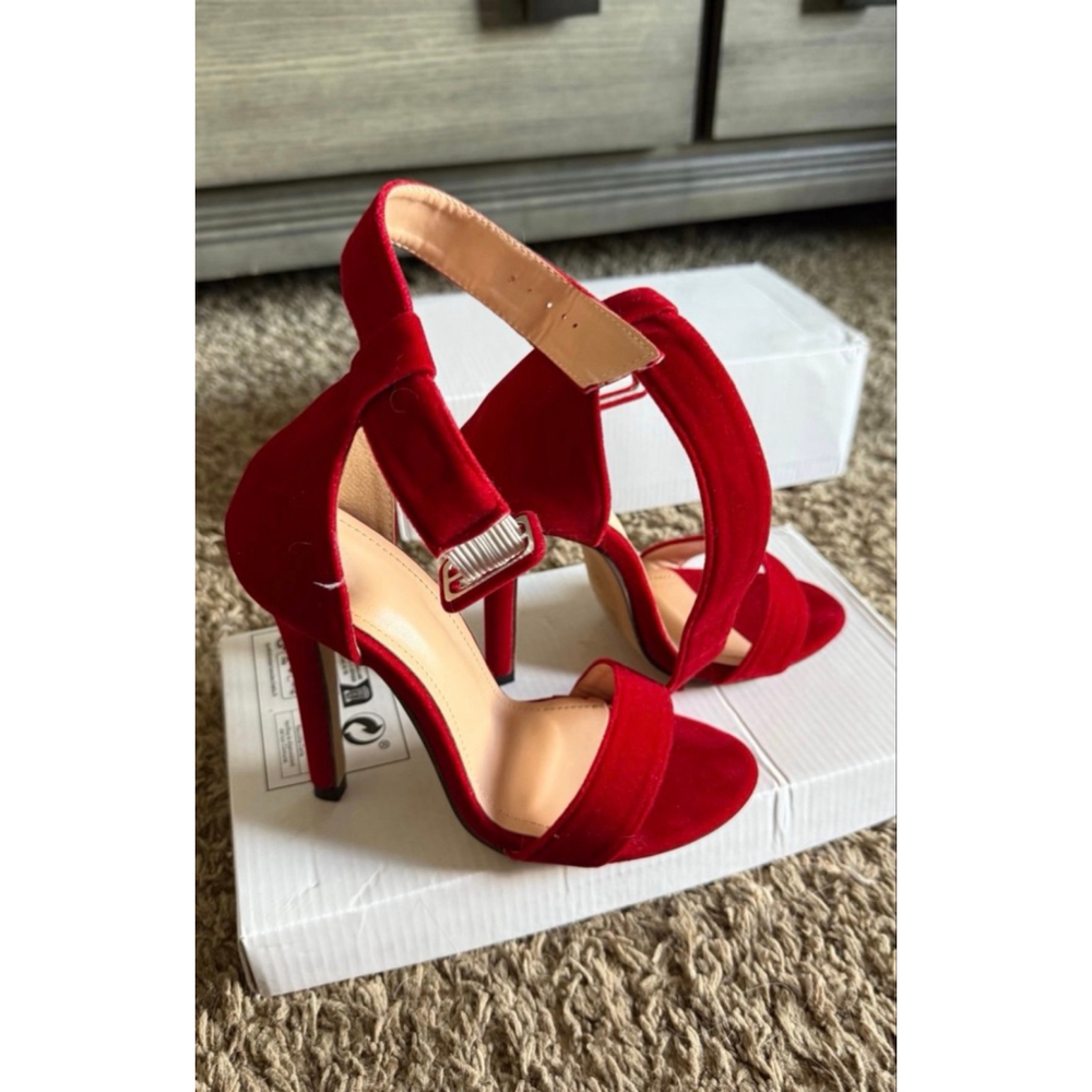 Size 5 cute sexy red heels.